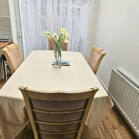 Дом отдыха Spacious 5-bed In Vibrant Easton - Sleeps 11- Ideal For Contractors And Work *