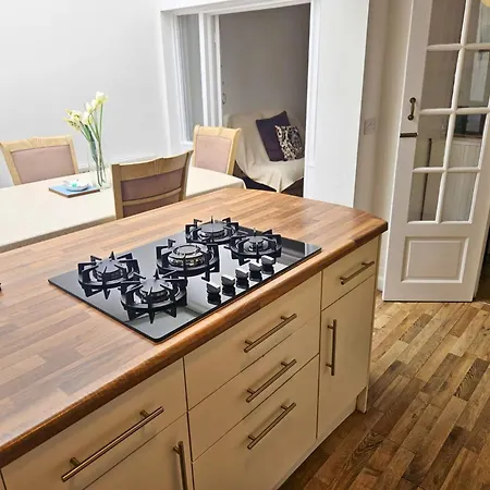 Spacious 5-bed In Vibrant Easton - Sleeps 11- Ideal For Contractors And Work Semesterbostad