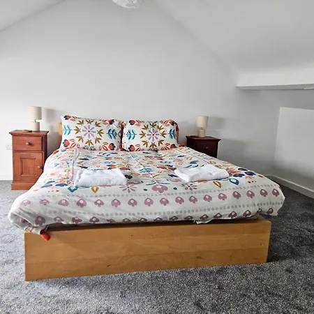 Holiday home Spacious 5-bed In Vibrant Easton - Sleeps 11- Ideal For Contractors And Work *