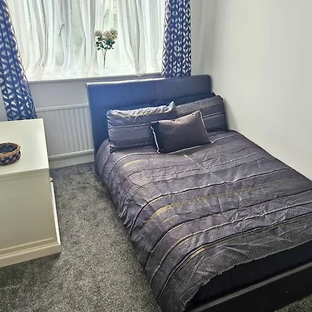 Spacious 5-bed In Vibrant Easton - Sleeps 11- Ideal For Contractors And Work Holiday home