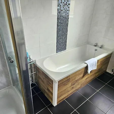 Spacious 5-bed In Vibrant Easton - Sleeps 11- Ideal For Contractors And Work Feriehus