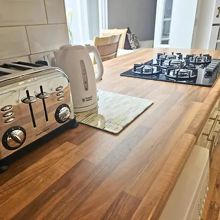 Semesterbostad Spacious 5-bed In Vibrant Easton - Sleeps 11- Ideal For Contractors And Work Bristol