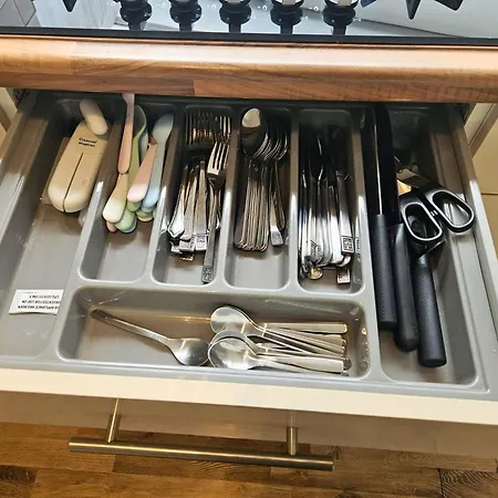 Spacious 5-bed In Vibrant Easton - Sleeps 11- Ideal For Contractors And Work Дом отдыха Бристоль