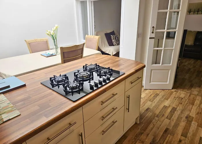 Spacious 5-bed In Vibrant Easton - Sleeps 11- Ideal For Contractors And Work Feriehus