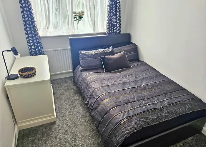 Spacious 5-bed In Vibrant Easton - Sleeps 11- Ideal For Contractors And Work Casa vacanze