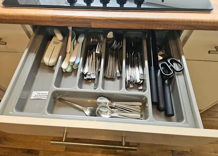 Spacious 5-bed In Vibrant Easton - Sleeps 11- Ideal For Contractors And Work Дом отдыха Бристоль